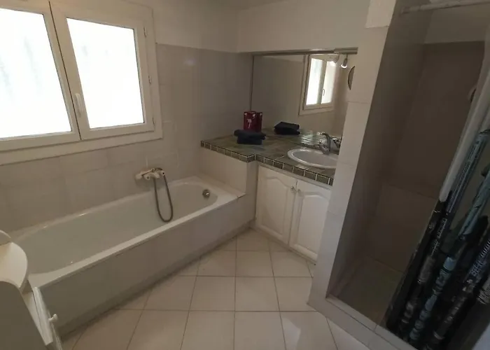 Сasa de vacaciones Location Rez De Maison Dans Quartier Saint-Raphaël