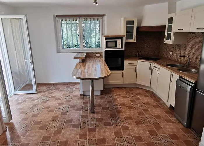 Location Rez De Maison Dans Quartier בית נופש Saint-Raphaël