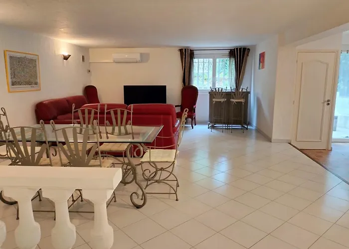 Location Rez De Maison Dans Quartier בית נופש Saint-Raphaël